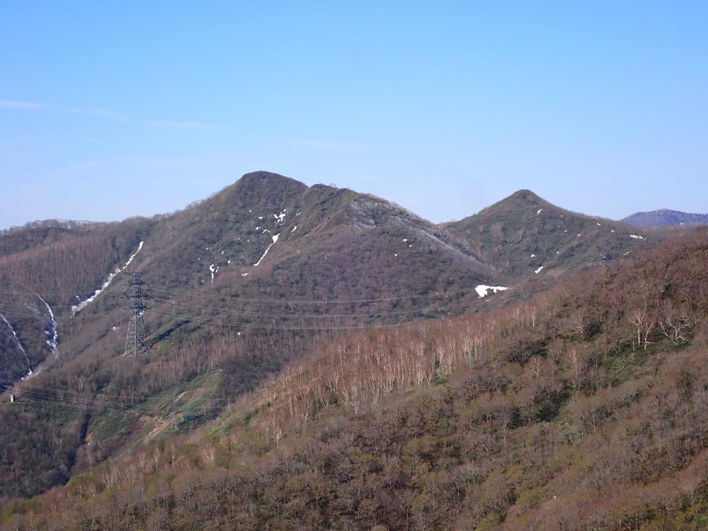 中央左が稲包山。遠いわ。