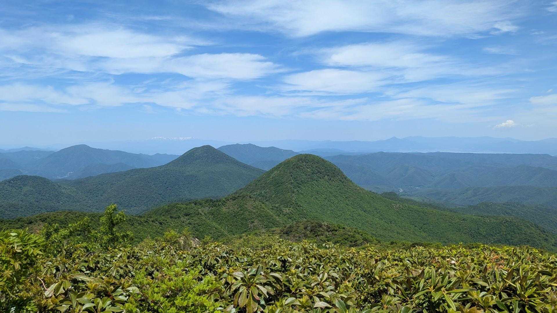 山頂からの眺望は360℃、想像以上の眺めに感動です✨
正面の丸いかわいいのが小白森山、その奥が二岐山、飯豊連峰、磐梯山も見えました