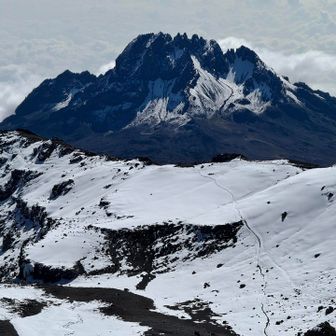 キリマンジャロのピークの1つであるマウェンジ峰
ウフルピークはキボ峰の上にある