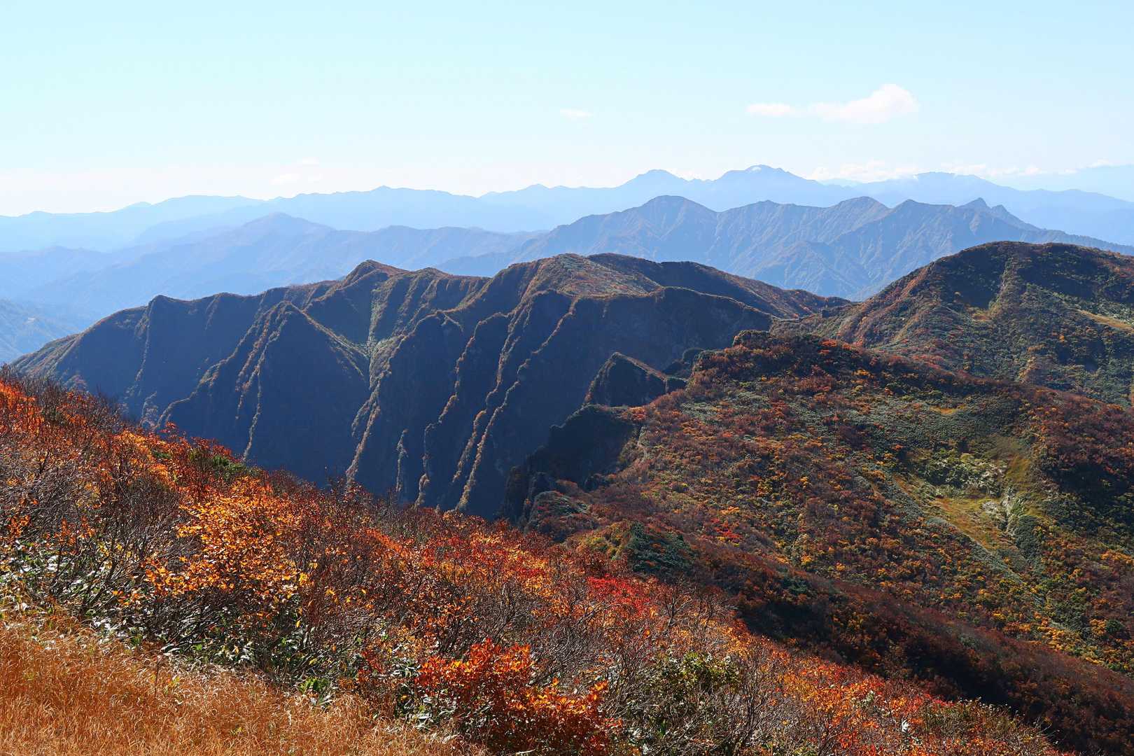 進行方向左側には、北岳～鬼ヶ面山など、六十里越登山口への縦走路。
もう、CT往復10時間のあのコースを歩く体力は無いな・・・😅
