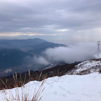下界にガスが掛かって来た、最悪のタイミング😣
風が寒すぎてランチは下にしよう🥶