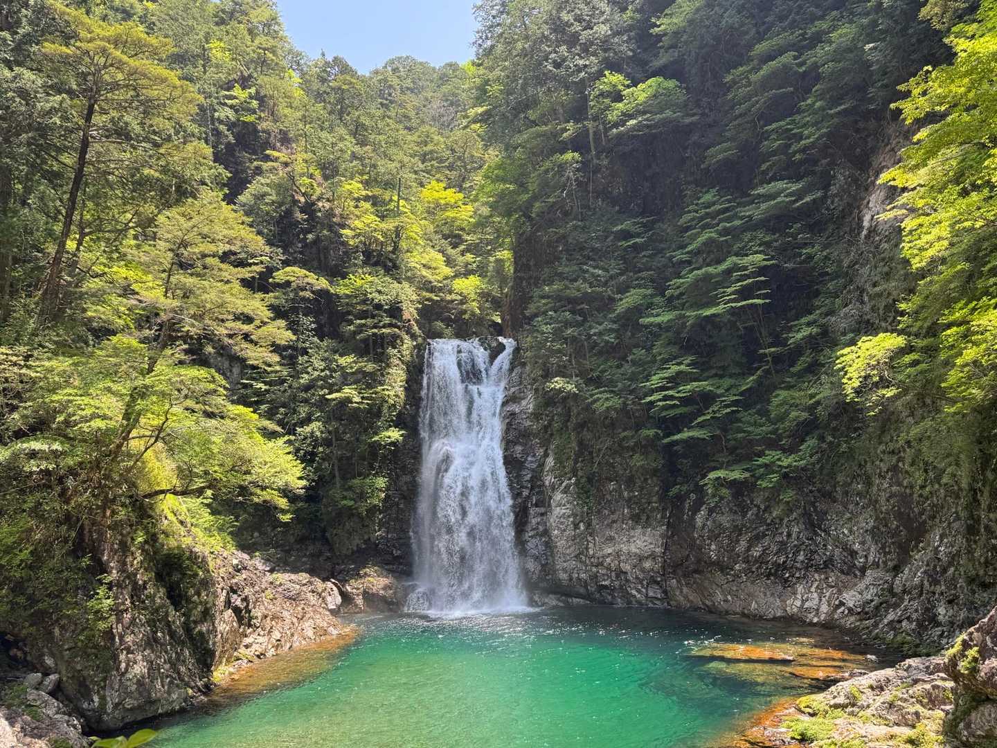 水量多めの堂倉滝、圧巻！エメラルド！