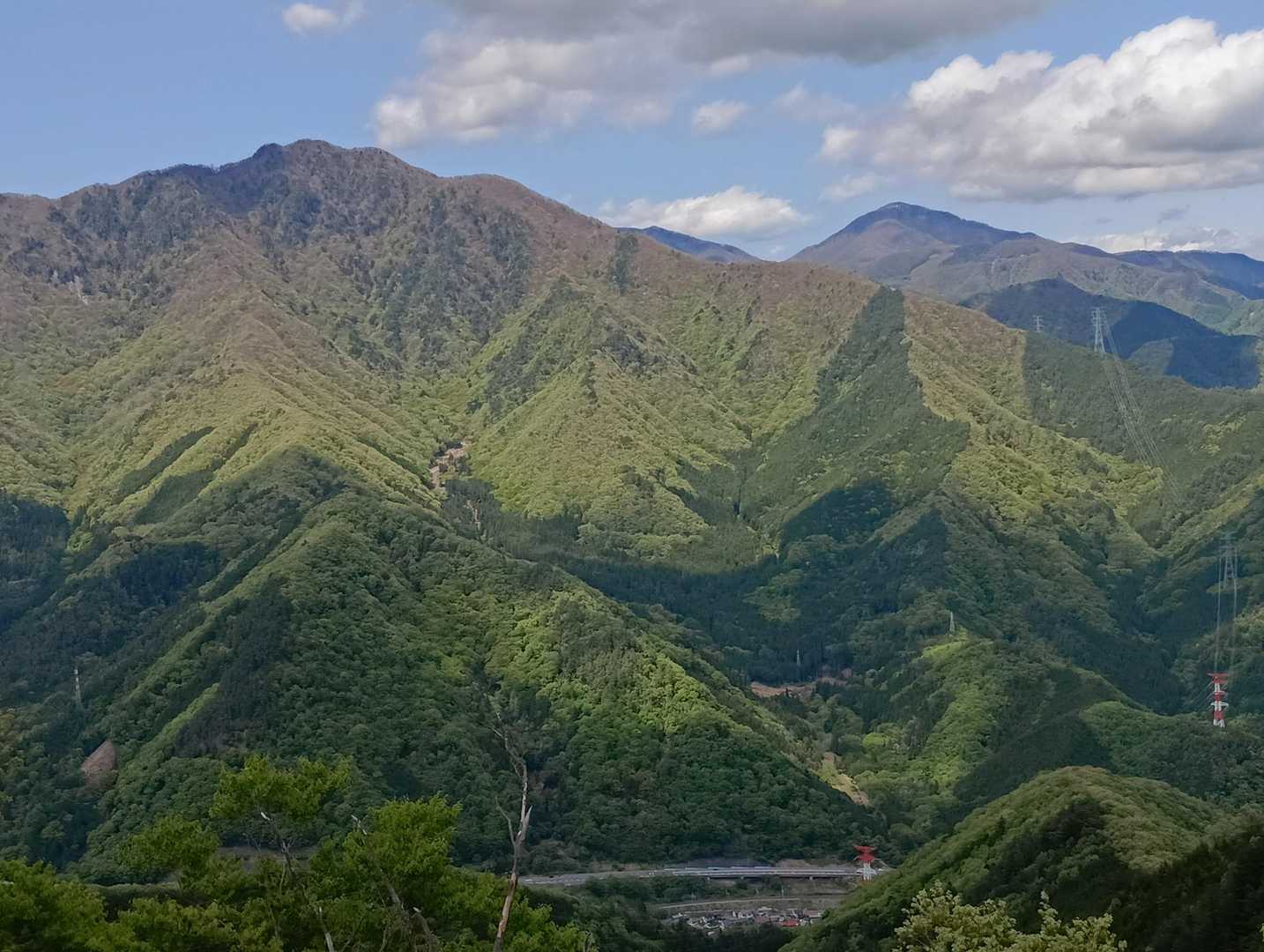 中央道を挟んで滝子山、奥は雁ヶ腹摺山？
