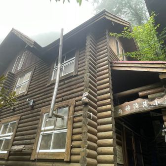両神清滝小屋！隣に新しいの建築中でお休みだった！緊急時には避難小屋としてご利用くださいって書いてあったので、、帰りに覗こうと思ったらここの人かな？お姉様がなんか作業してたから遠慮して降りたよｗｗｗ