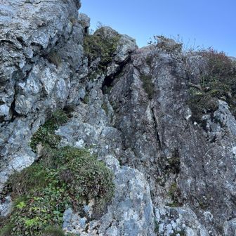 ここを登ります。
右上の鎖を掴んでよじ登ります。
その時は断崖絶壁で鎖が滑るとアウトです。