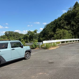 狭い橋を登る
あまりにも細いからいけないかと初めて登りかけてやめたがここでした。
5台ほどとめられる