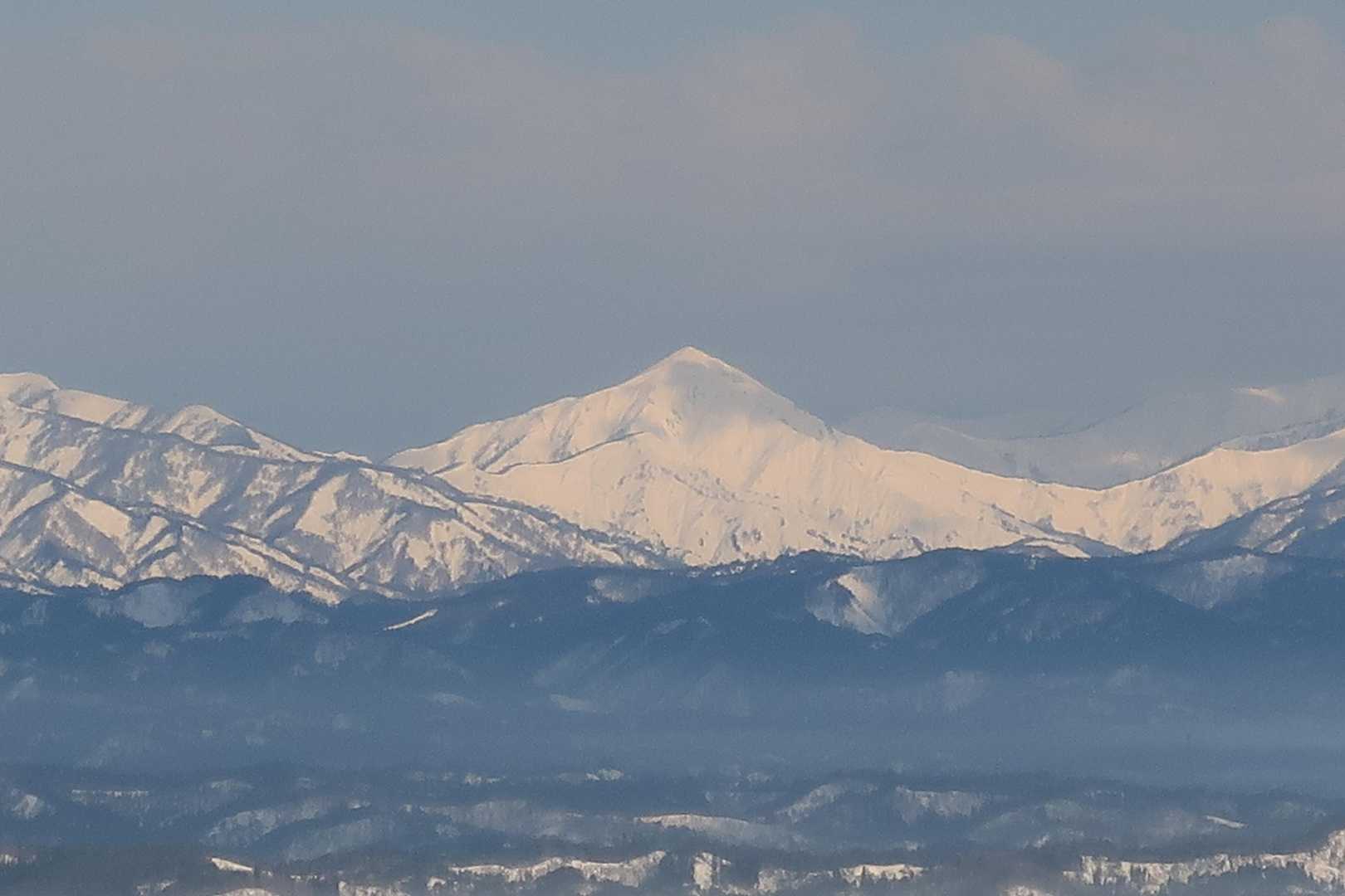 さすが東北のマッターホルンと言われるだけある。
その姿は実に美しぃかな🥺。