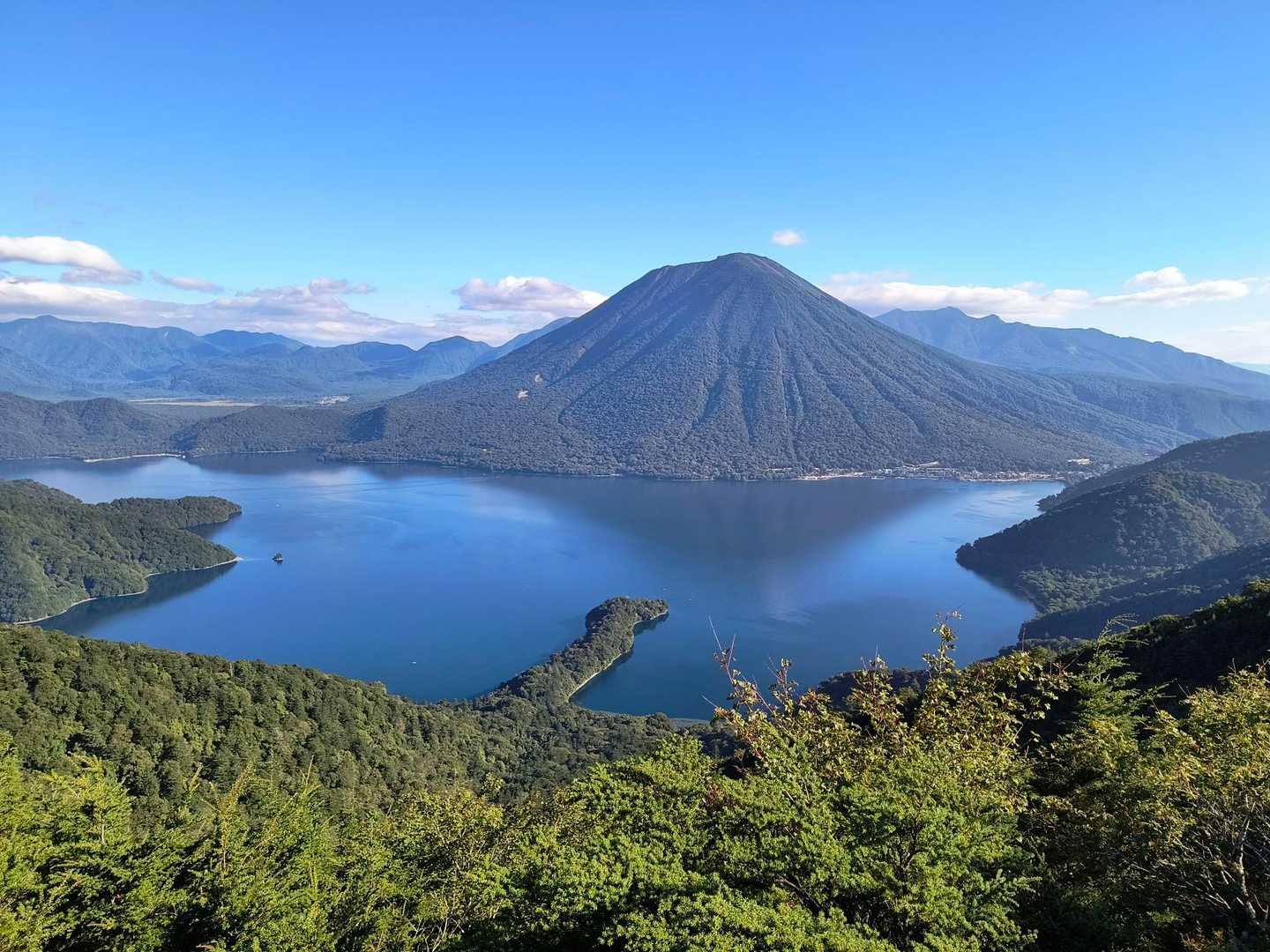 男体山と中禅寺湖と八丁出島