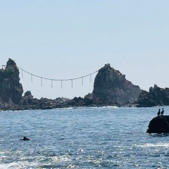 二つの岩の間に夕日が沈むさまが人気とか

干潮の時は三ツ石まて歩いて行けるって