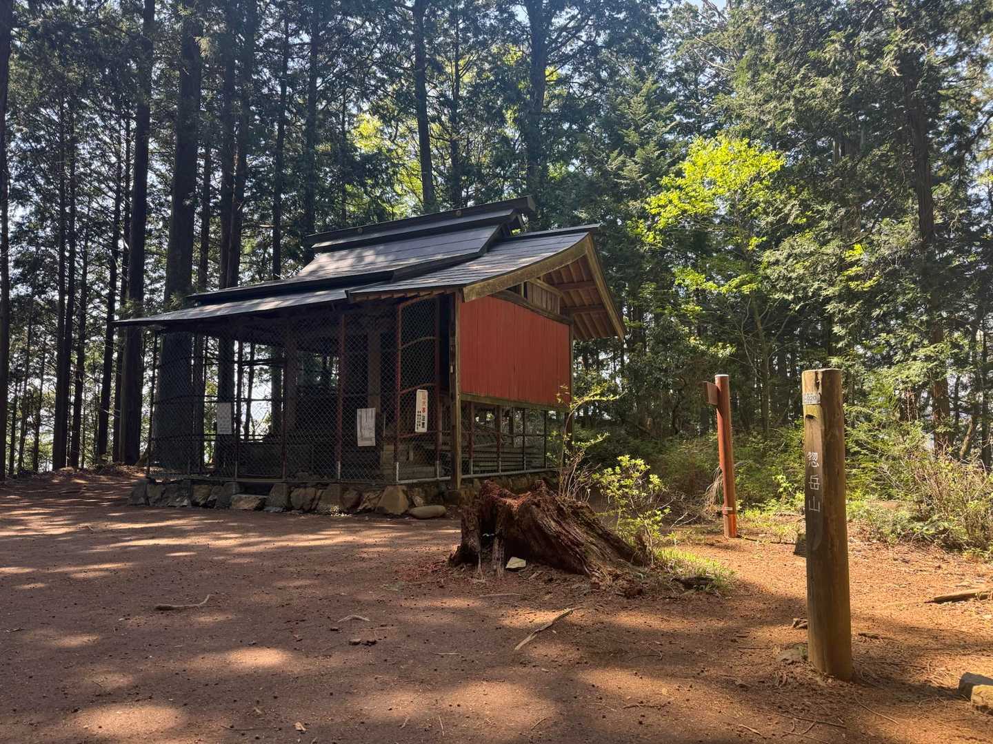 ちょっとした鎖場を越えて惣岳山に到着。御前山に登る途中にも同じ名前のピークがありましたが、奥多摩には惣岳山てのが沢山あるのですかね。