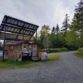 転ばずに無事に下山

駐車スペースでタイヤ交換をしている方が居ます
パンクしたそうです

最近はスペアタイヤがオプションです
この方は別途購入されて積載していたとの事
林道はパンクのリスクがあります
教訓⑤