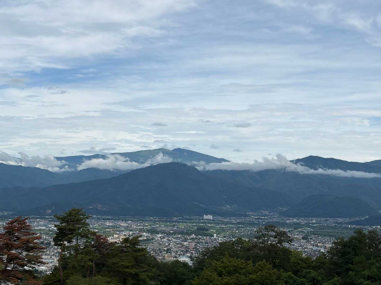 市街地越しの四阿山と根子岳🐈