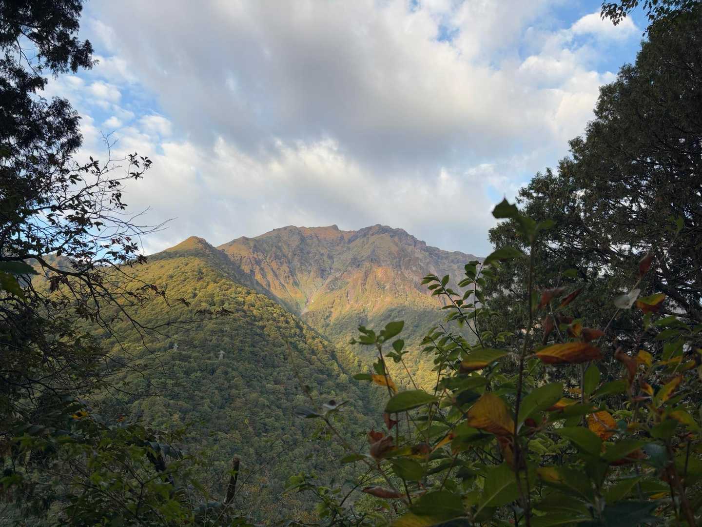 すぐに谷川岳の双耳峰が見えてきました。
左手前に西黒尾根