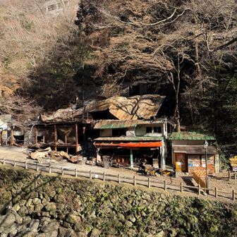 火事🔥の跡、進んでないね