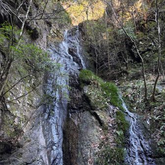 南天の滝。冬季なので水量は少なめ。