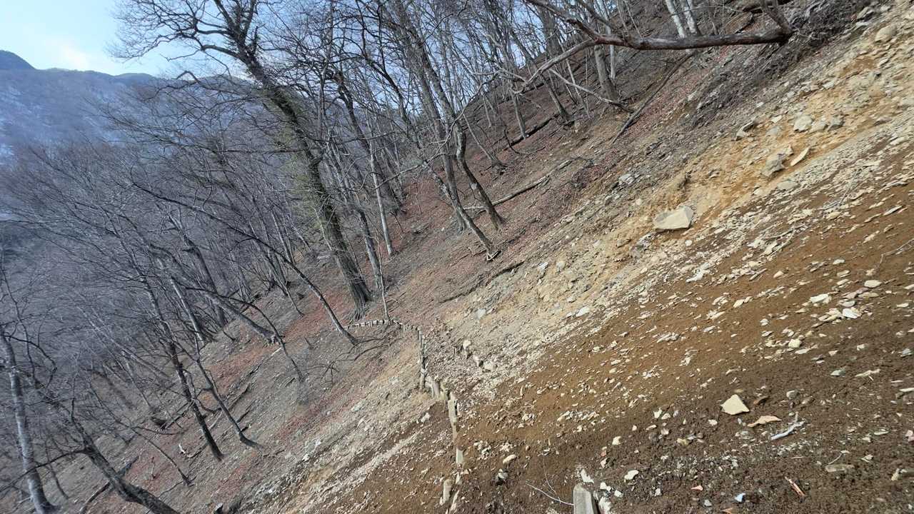 三条の湯に近づくにつれガレ場が増えてきます。