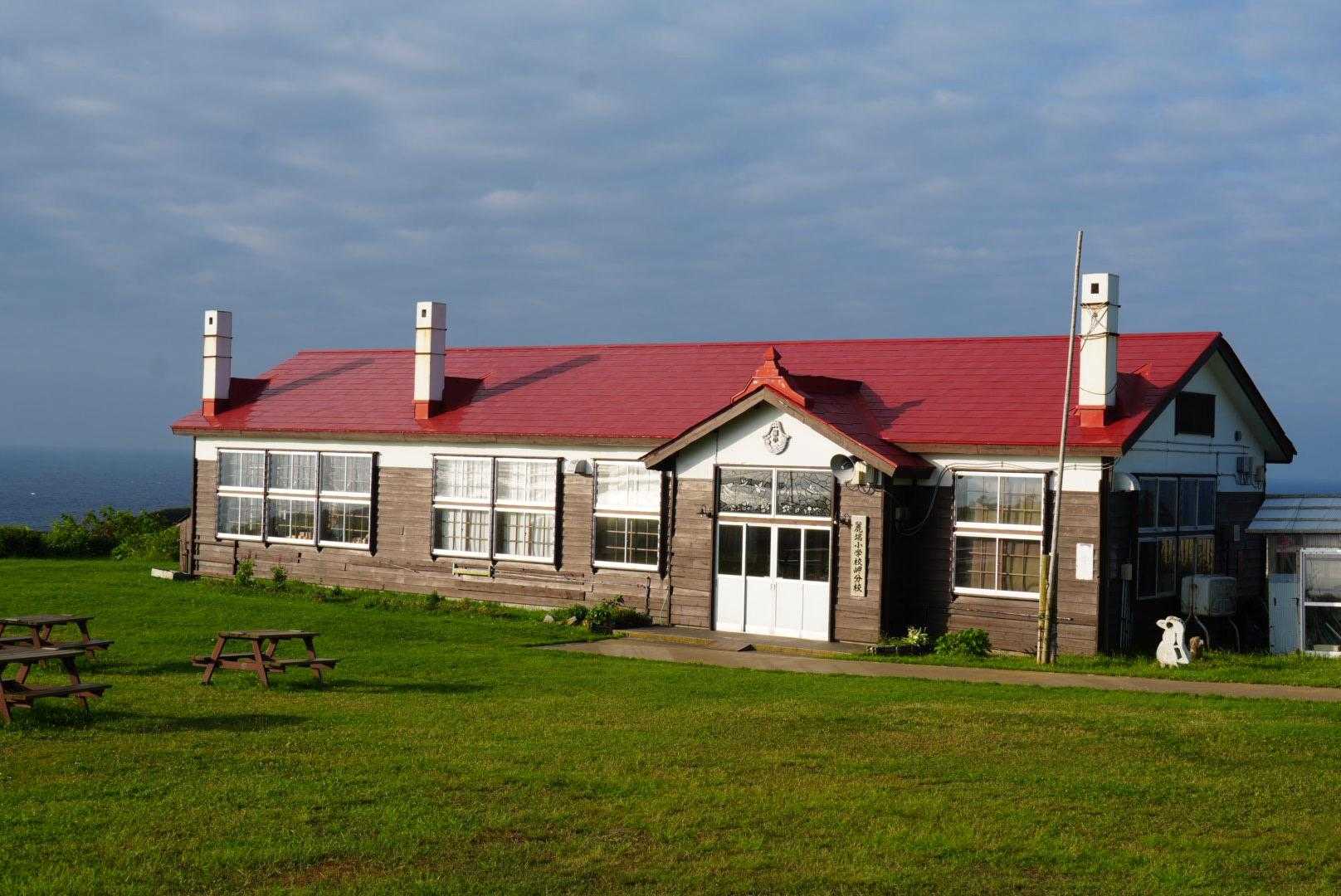 この小学校🏫いままで見てきた学校で一番校舎がカワイイかも😀✨