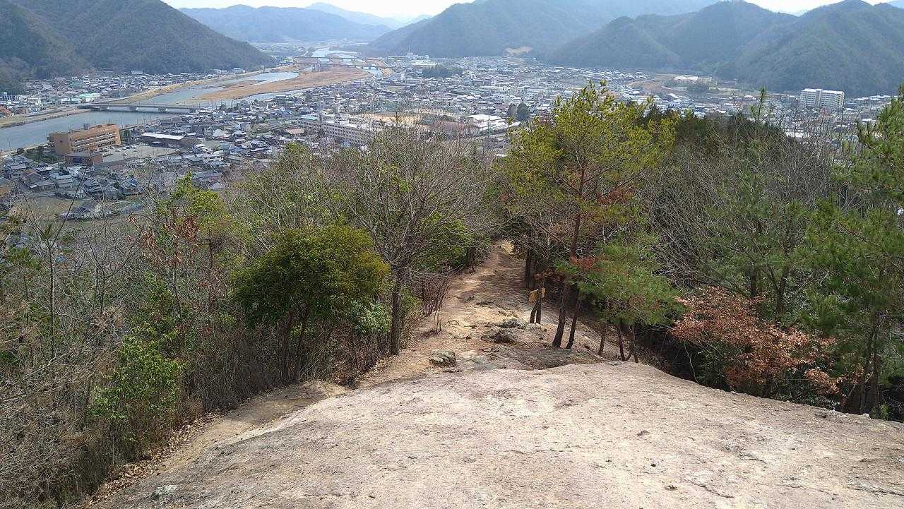 馬蹄跡と上郡の街並み