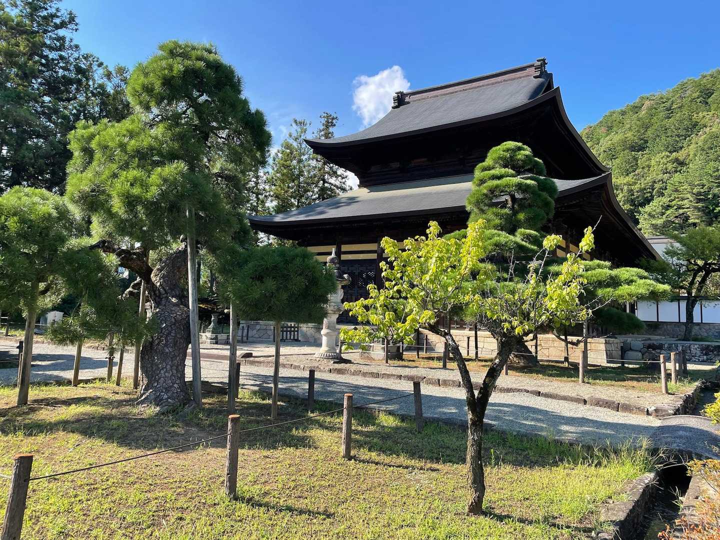 向嶽寺の境内
