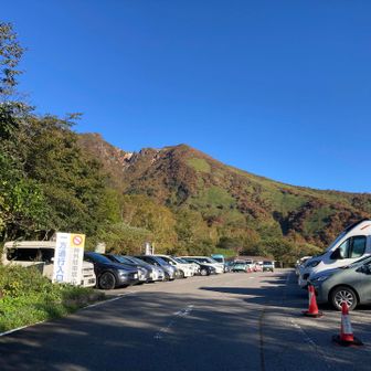平日ながら、７時着で峠の茶屋駐車場は満車でした
少し下のロープウェイ駐車場に停めました