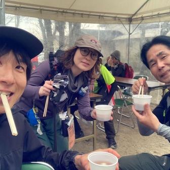 ピークハントチームは吉備津彦神社に着いてお汁粉をいただいてる