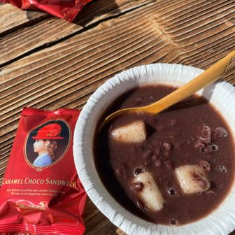 山友が煮たアンコで作ってくれたお汁粉
美味しかったぁ😋
温かい美味しいお汁粉であたたまりホッとひと息
山頂はテーブル多く広々していて寛げました
心も❤️身体も満たして下山です