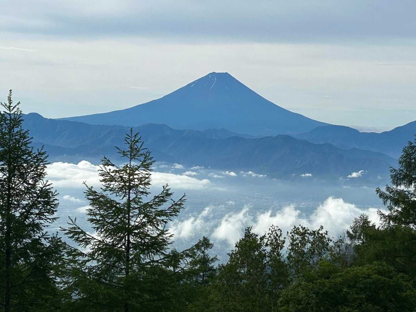 富士山おはようございます🗻
雪が少し残っています。
雲海がいい感じです✨
