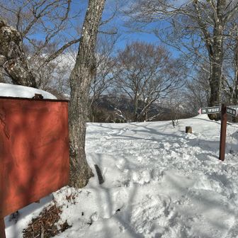 山頂標識はボロボロでした