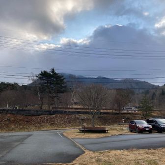 このエリアは知らなくて、治部坂峠にも初めて来た🤭

R153をはさんだ蛇峠山側に広い駐車場とトイレ
バス停もある🚌