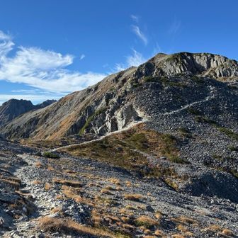 Day3️⃣
稜線から南岳新道に直接下れると思ってたのに・・・
登山道がない・・・
まさかの南岳⛰経由かよ・・・
上高地に下ればよかったと、激しく後悔しております。