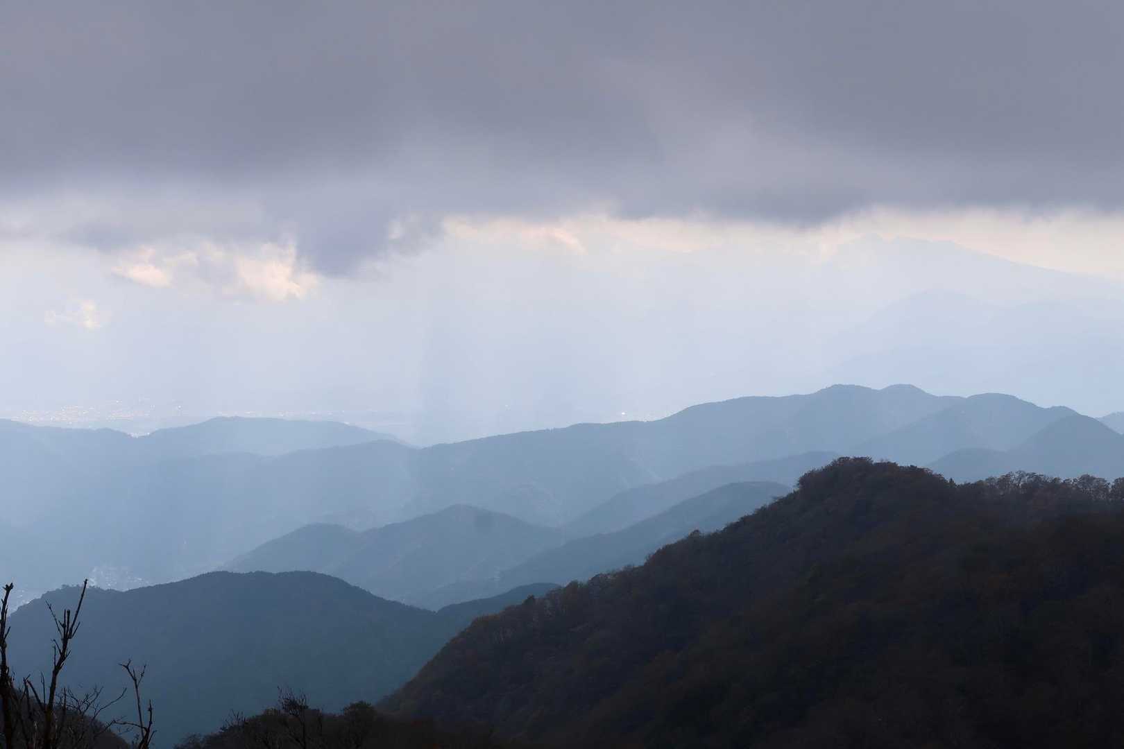山の連なりに注ぐ光