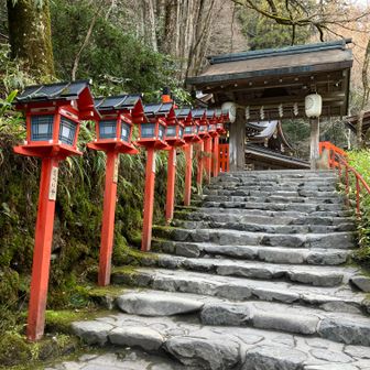 貴船神社灯篭階段