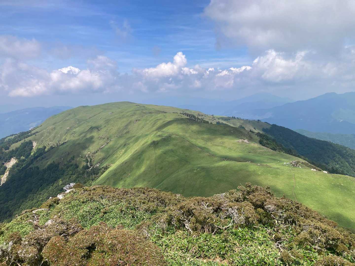 ガスが晴れた牛の背。美しい。
