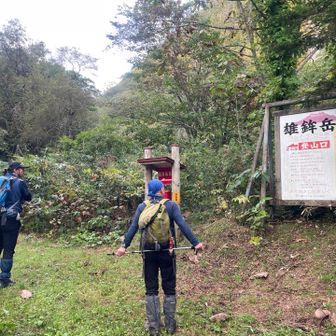 登山届あります。どこの山でも、ある時は書いた方が良いらしい。今は山のアプリでも、登山者数を把握できるが、登山届は、登山道や林道整備する際の指標となると聞いた。