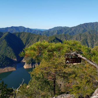 おむすび岩
いつもは向こうのの尾根を歩いてる
