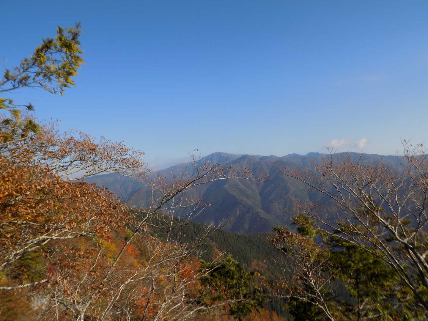 岩尾根から右手に見えるのは
次郎岌？