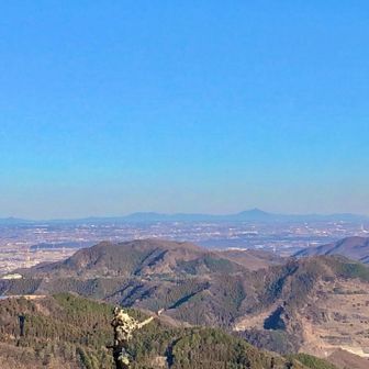 あの特徴的な山体は筑波山かな？