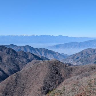 滝子山ピークより標高が低いので手前の山々のモリモリ感が強くなる。