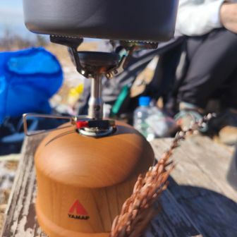 スイッチが壊れたけど…
枯れた杉の穂で点火〜🔥