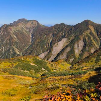 御月山越えて越後駒ヶ岳方面を望む😃