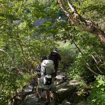 隊長は、あとからのため３人で下山