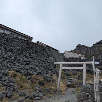 小屋まで降りました。
この時期、まだ小屋は開いていませんでした。