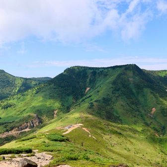 振り返り見る毛無峠と破風岳
峠に降りてから登ります🐾