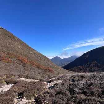 できるだけ登らず巻き道で帰るよ〜
白口下山→稲星巻いて中岳に抜ける
YAMAPルートに⚠️がついてるけど
全然安全な道でした
道の途中に穴🕳️があって落とし穴みたいになっててそれのことかな？