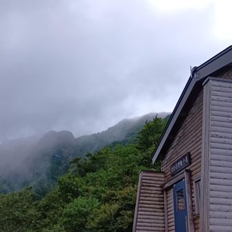 6合目避難小屋。ガスが抜けてないな～