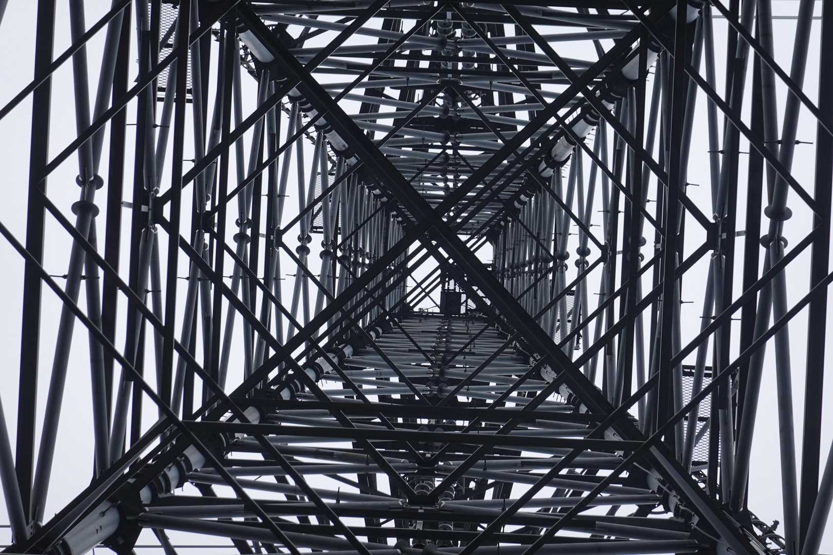 送電鉄塔は下から見上げるのが楽しい