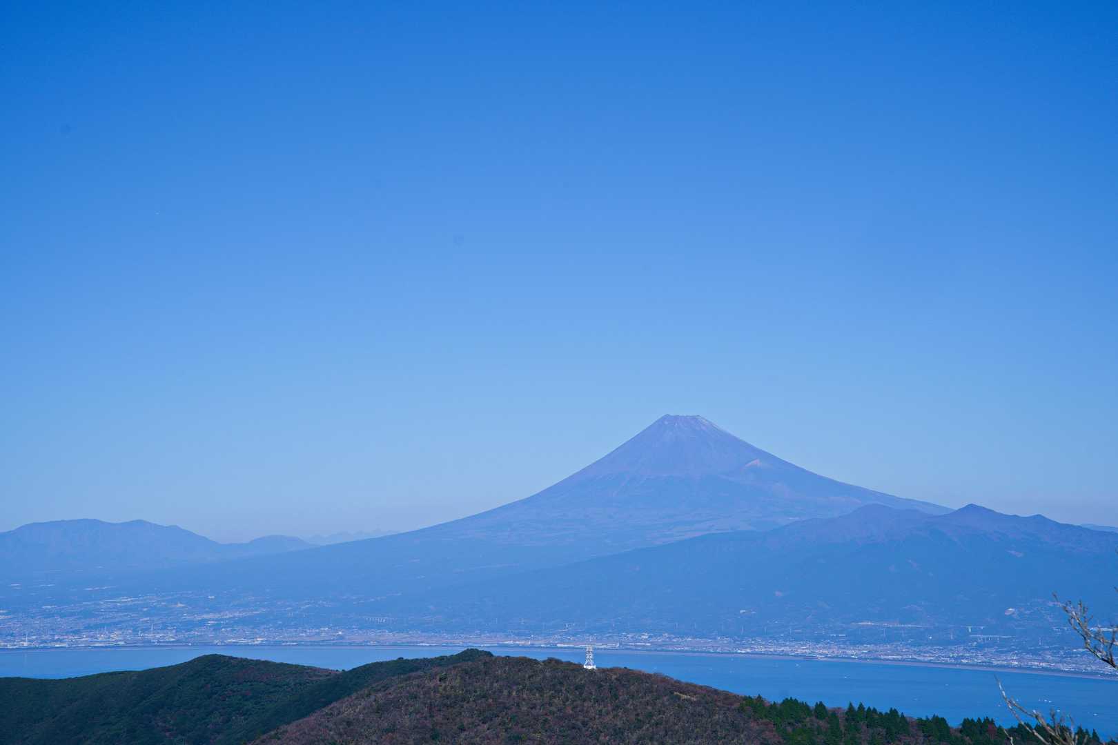 よく見ると富士山🗻右裾の彼方に八ヶ岳が見える