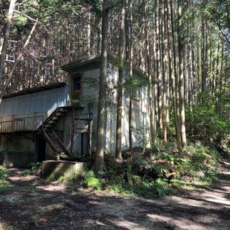 二河原辺小屋。
避難小屋的なものと思うが廃屋の雰囲気で用途不明。