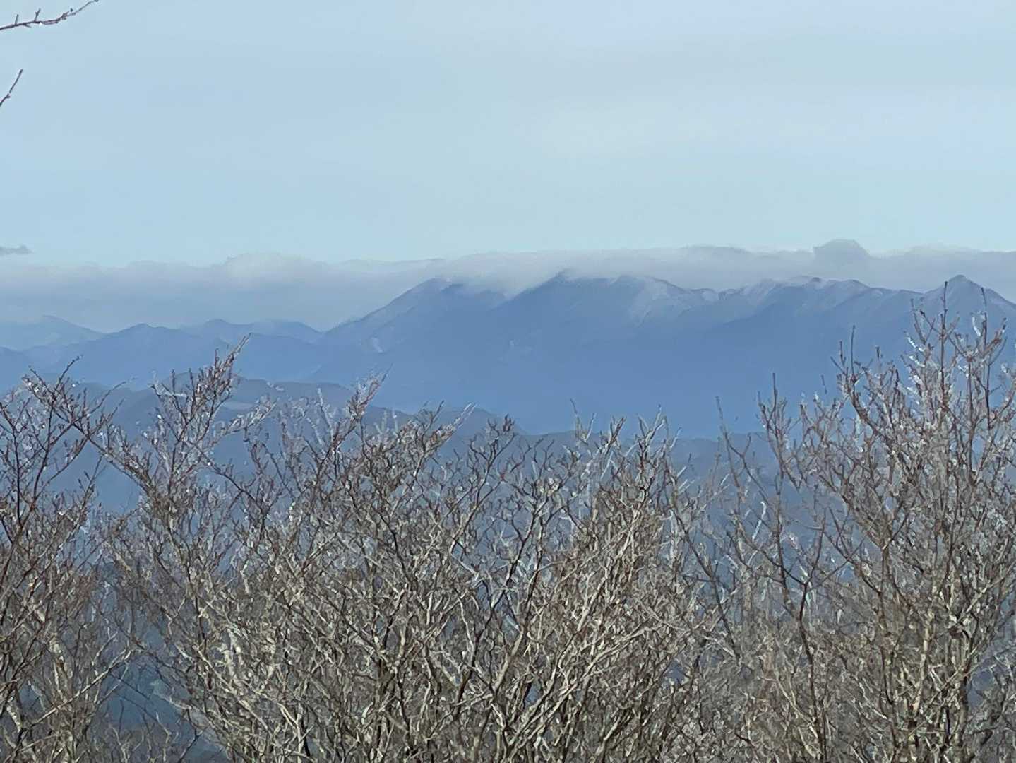 県境の山々、すごい😍。雪山？滝雲？