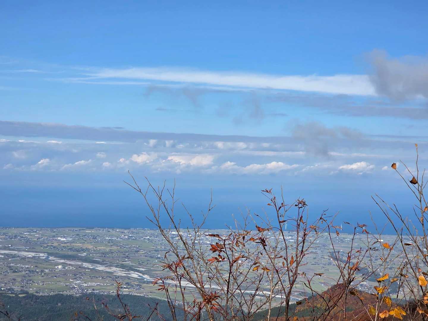 山頂から見える富山湾。